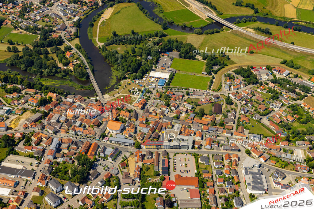 Das Luftbild der Stadt Roding wurde 2022 vom Flugzeug heraus erstellt (keine Drohnen-Aufnahmen) Aufnahmehöhe ca.450 Meter- hohe Bildauflösung und Druck-Qualität. Garantiert!