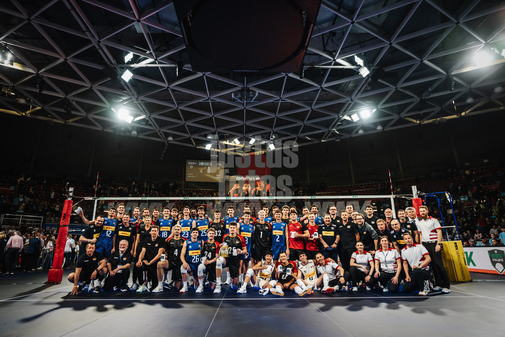 Volleyball | Männer | Testspiel | Deutschland vs. Italien | 26.05.2025 | Teamfoto Mannschaftsfoto Deutschland Italien und Schiedsrichter