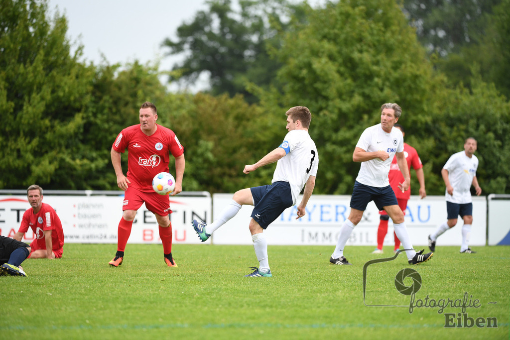 SV Brake Ü40-BW Bümmerstede (Ü40) | Kreispokal Finale Jade-Weser-Hunte Ü40; SV Brake Ü40 (rot)-BW Bümmerstede Ü40 (weiß) am 15.06.2025 in Rastede (Sportanlage Köttersweg), Photo: Philip Eiben 2025 - Realisiert mit Pictrs.com