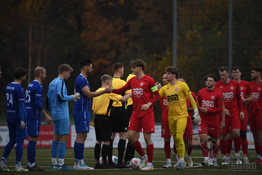 FC Rastede-VfL Wildeshausen | Herren Bezirksliga 2; FC Rastede (blau)-VfL Wildeshausen (rot) am 09.11.2025 in Rastede (Sportanlage Köttersweg), Photo: Philip Eiben 2025 - Realisiert mit Pictrs.com
