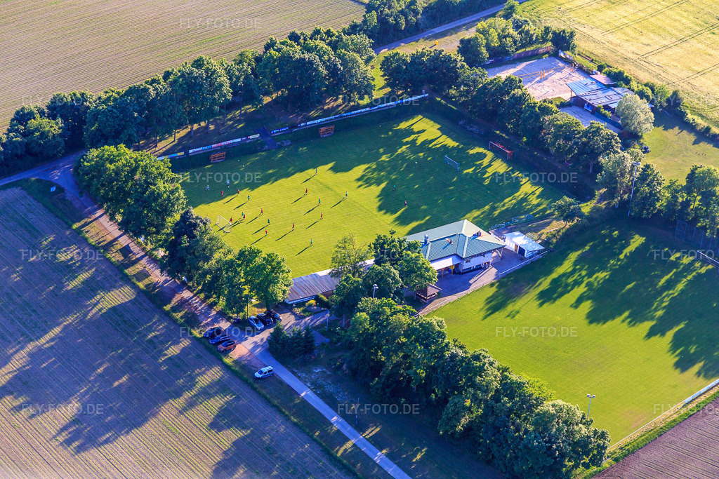 Luftbild: Fussballplatz des SV Gündlingen im Ortsteil Gündlingen in Breisach im Bundesland Baden-Württemberg in Deutschland. Foto: IMG_147805.jpg vom 30.05.2025 durch Werner Riehm/FLY-FOTO.de