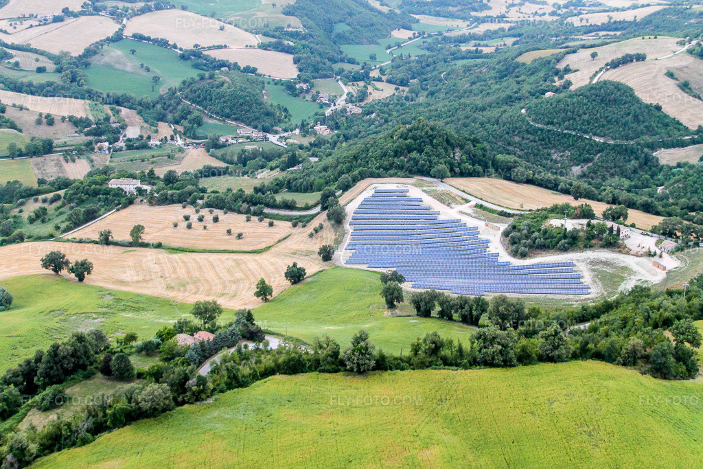Aerial view: Panel rows of the photovoltaic system in Cartoceto in Marche in Pergola in the state Pesaro und Urbino, Italy. – Photo: IMG_43079.jpg taken on 07/16/2011 by Werner Riehm/FLY-FOTO.com – Resolution of the original: 4272 x 2848 px