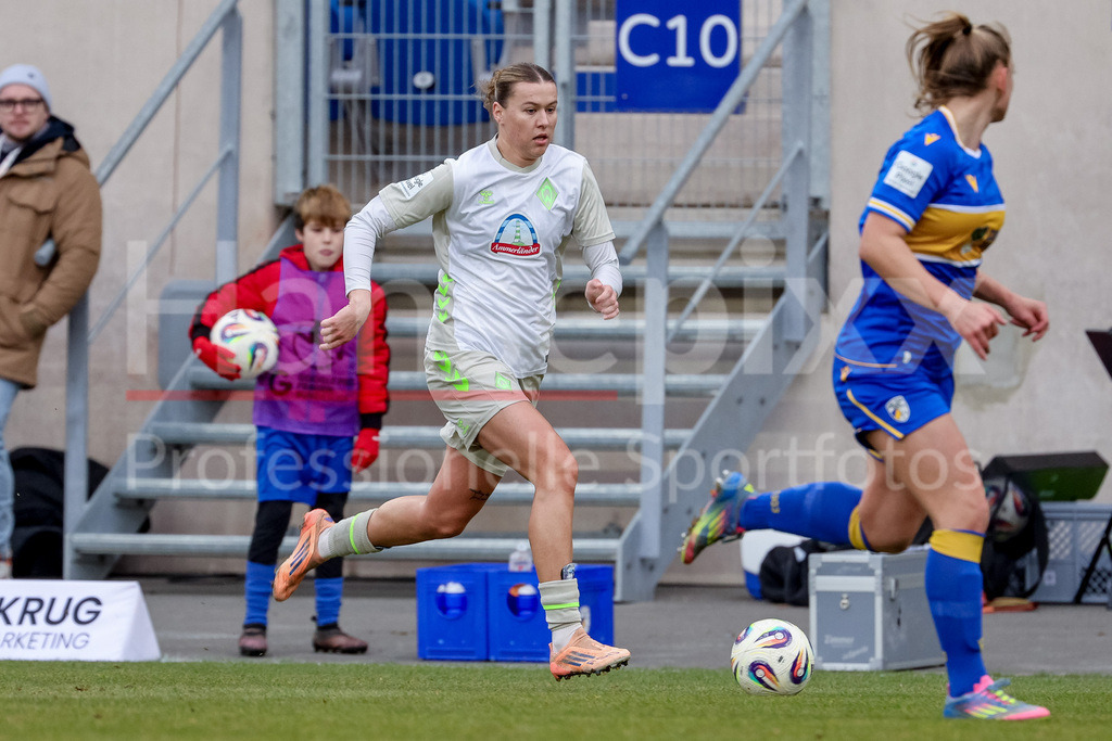 Fussball, Google Pixel Frauen-Bundesliga, FC Carl Zeiss Jena - SV Werder Bremen | Larissa Mühlhaus (SV Werder Bremen, 7) am Ball, Einzelbild, Ganzkörper, Aktion, Action, Spielszene, DIE DFB-RICHTLINIEN UNTERSAGEN JEGLICHE NUTZUNG VON FOTOS ALS SEQUENZBILDER UND/ODER VIDEOÄHNLICHE FOTOSTRECKEN. DFB REGULATIONS PROHIBIT ANY USE OF PHOTOGRAPHS AS IMAGE SEQUENCES AND/OR QUASI-VIDEO.