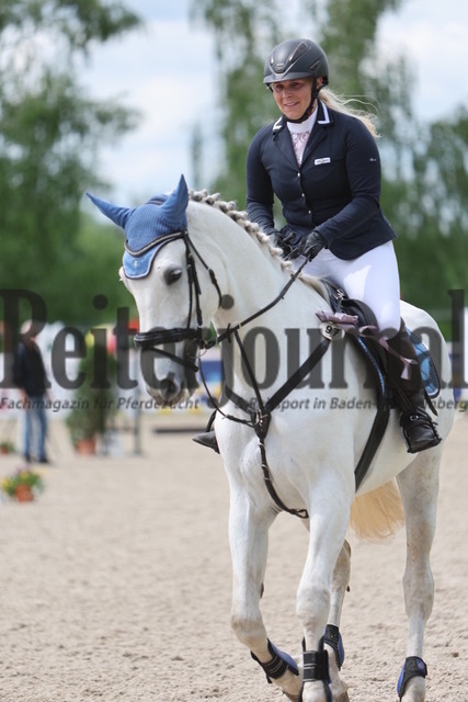 Birkhof_2024_Prfg.Nr.14_Ü45-Spring-WB_Siegerehrung_Prüfung_Nr.15_ (32) | Alle Fotos der Reiterjournal Fotografin Doris Matthaes im Reiterjournal Online-Fotoshop. - Realisiert mit Pictrs.com