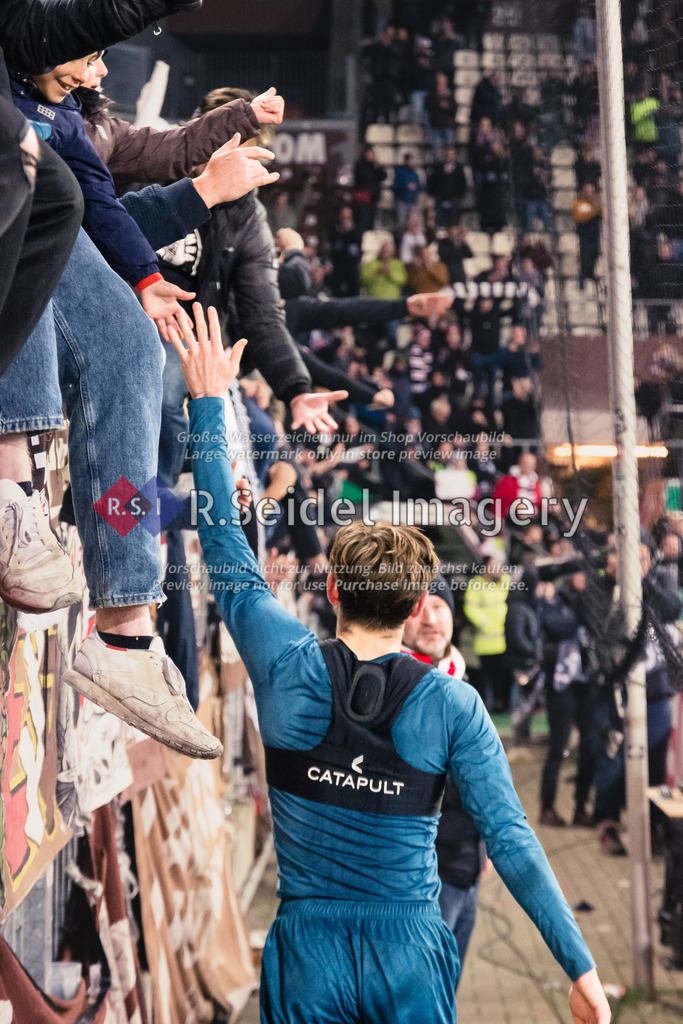 RS-1-022127 | Connor Metcalfe (#24, FCSP) klatscht die Fans am Zaun ab.