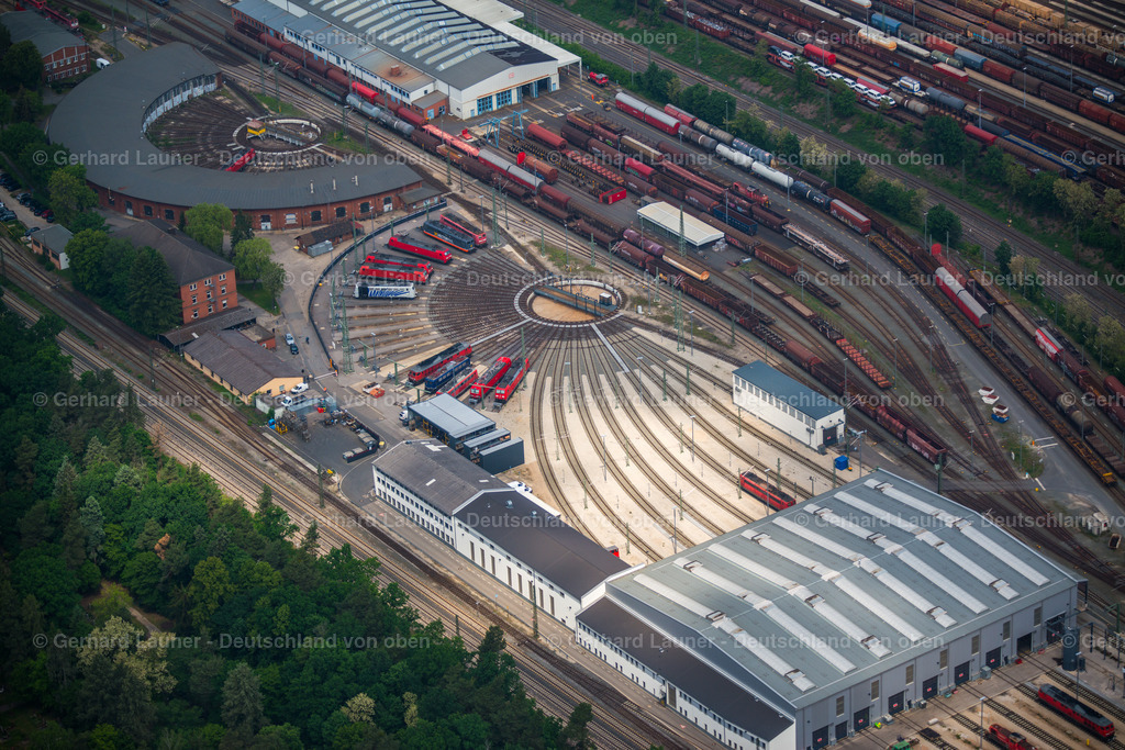 3803083 | NüRNBERG 21.08.2021 Gleisanlagen und Schienenstrecken am Rundschuppen ( auch Lokschuppen, Lokhalle oder Triebfahrzeughalle ) des Bahn- Betriebswerkes im Ortsteil Rangierbahnhof in Nürnberg im Bundesland Bayern, Deutschland. Weiterführende Informationen bei: DB Netz AG,  Deutsche Bahn AG. // Trackage and rail routes on the roundhouse - locomotive hall of the railway operations work in the district Rangierbahnhof in Nuremberg in the state Bavaria, Germany. Further information at: DB Netz AG,  Deutsche Bahn AG. Foto: Gerhard Launer