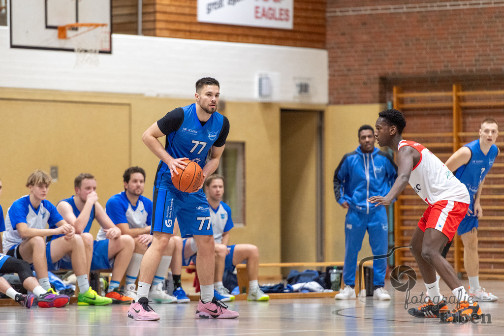 TSG Westerstede-Fortuna Logabirum | Basketball 2. Regionalliga; TSG Westerstede 2 (weiß)- Fortuna Logabirum (blau) am 12.12.2025 in Westerstede (Hössensportzentrum), Photo: Philip Eiben 2025 - Realisiert mit Pictrs.com