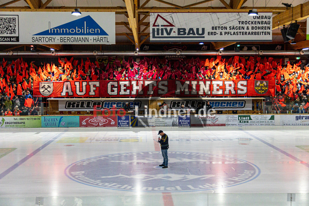 Halbfinale Spiel 3 TSV Peißenberg Miners vs TEV Miesbach | Eishockey Bayernliga Playoffs 2023/2024, Halbfinale Spiel 3 TSV Peißenberg Miners vs TEV Miesbach, 20240315,
Einlauf, Spielervostellung,
2024-03-15 in Peißenberg (Eisstadion)

Copyright: WolfgangxLindner foto-lindner.de