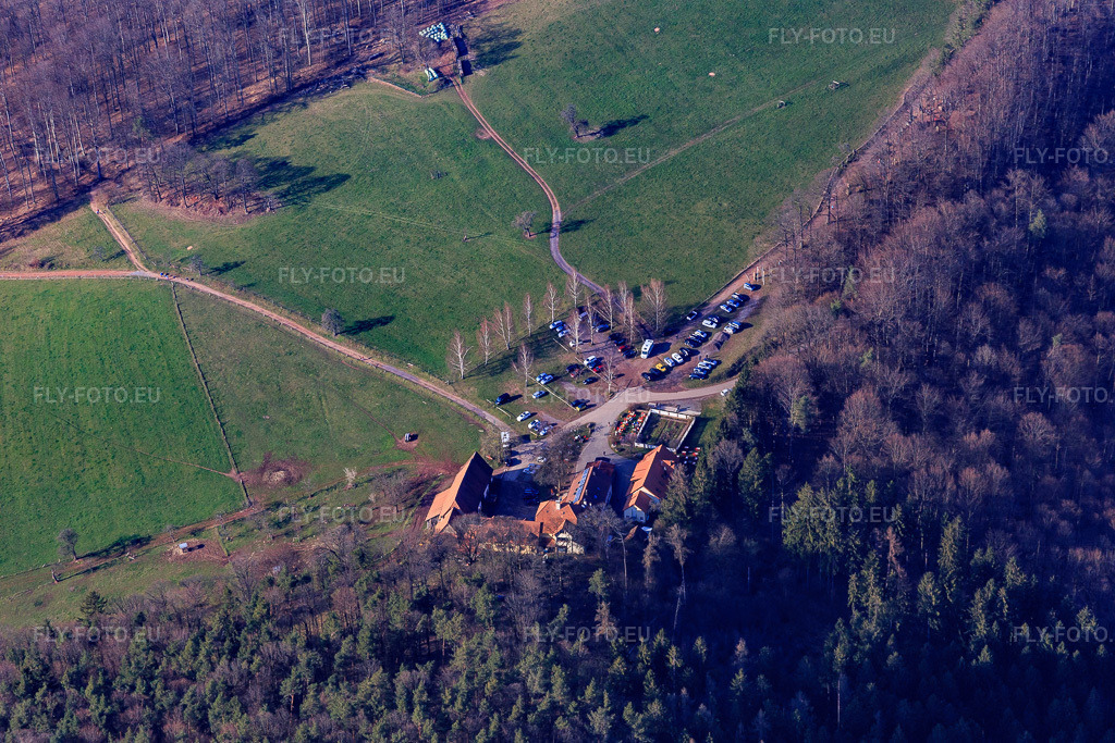 Vue aérienne: Gimbelhof à Lembach dans le département Bas Rhin, France – .Photo: IMG_086699.jpg prise le 26/03/2016 par Werner Riehm/FLY-FOTO.eu – Résolution de l'original: 5472 x 3648 px