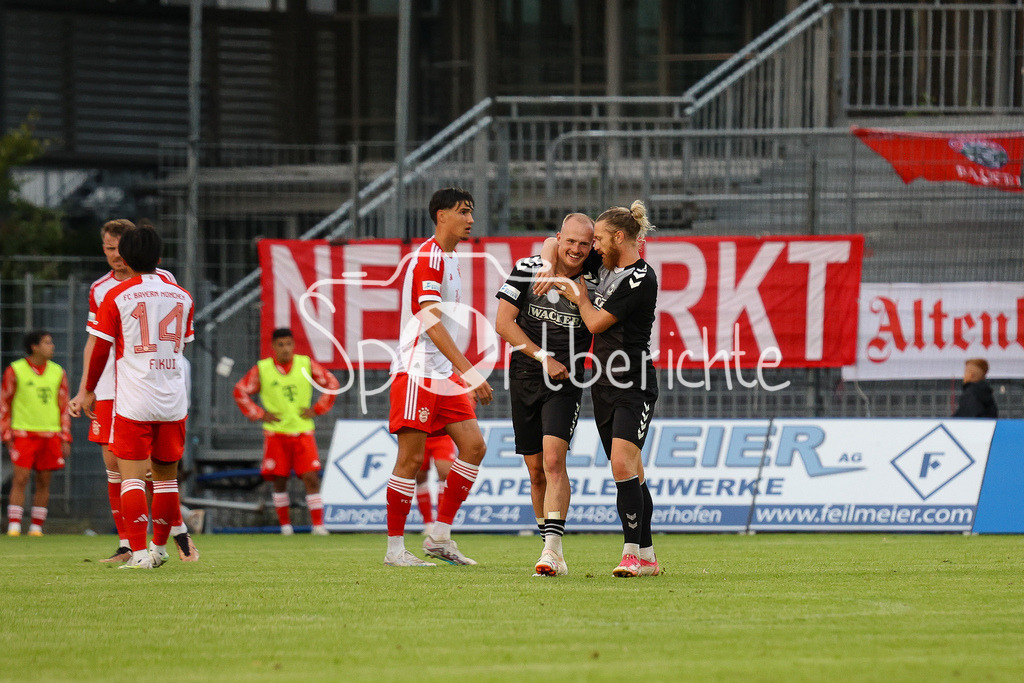 SV Wacker Burghausen - FC Bayern Amateure | Thomas WINKELBAUER (SVW #21) freut sich zusammen mit Moritz SOMMERAUER ueber seinen dritten Treffer zum 3-2 fuer Burghausen / Hattrick