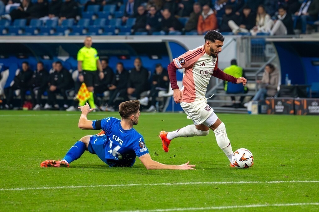Fußball UEFA Europa League, Saison 2024/25, 4. Spieltag: TSG Hoffenheim gegen Olympique Lyon. Bild: Said Benrahma (17, Lyon) setzt sich gegen Anton Stach (16, Hoffenheim) durch | Fußball UEFA Europa League, Saison 2024/25, 4. Spieltag: TSG Hoffenheim gegen Olympique Lyon. Bild: Said Benrahma (17, Lyon) setzt sich gegen Anton Stach (16, Hoffenheim) durch - Realisiert mit Pictrs.com