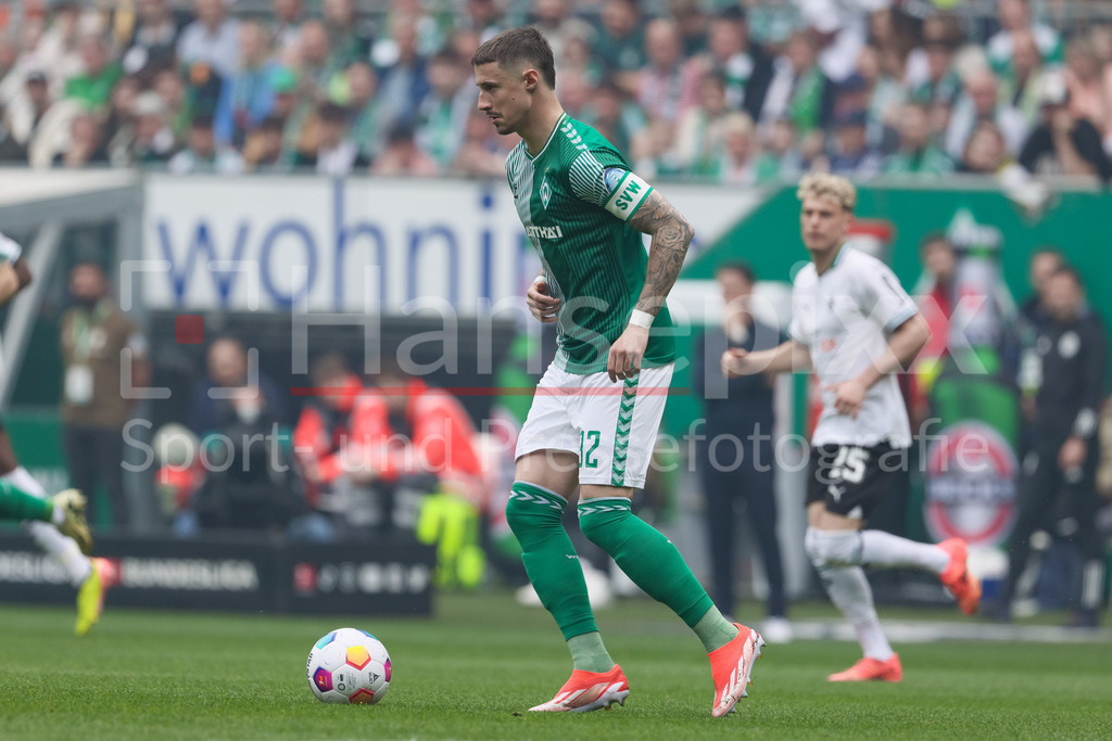 Fussball, Bundesliga, SV Werder Bremen - Borussia Mönchengladbach | v.li.: Marco Friedl (SV Werder Bremen, 32) am Ball, Einzelbild, Ganzkörper, Aktion, Action, Spielszene, DIE DFL-RICHTLINIEN UNTERSAGEN JEGLICHE NUTZUNG VON FOTOS ALS SEQUENZBILDER UND/ODER VIDEOÄHNLICHE FOTOSTRECKEN. DFL REGULATIONS PROHIBIT ANY USE OF PHOTOGRAPHS AS IMAGE SEQUENCES AND/OR QUASI-VIDEO.