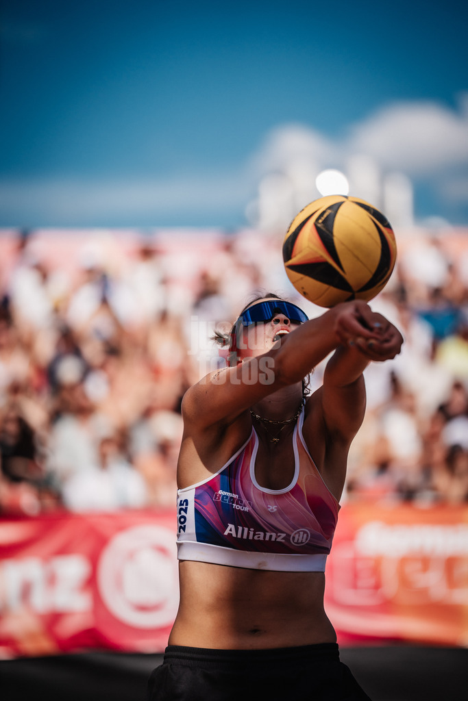 Beachvolleyball | Frauen | Allianz German Beach Tour 2025 | Tourstop München | 12.07.2025 | Janne Uhl spielt den Ball
