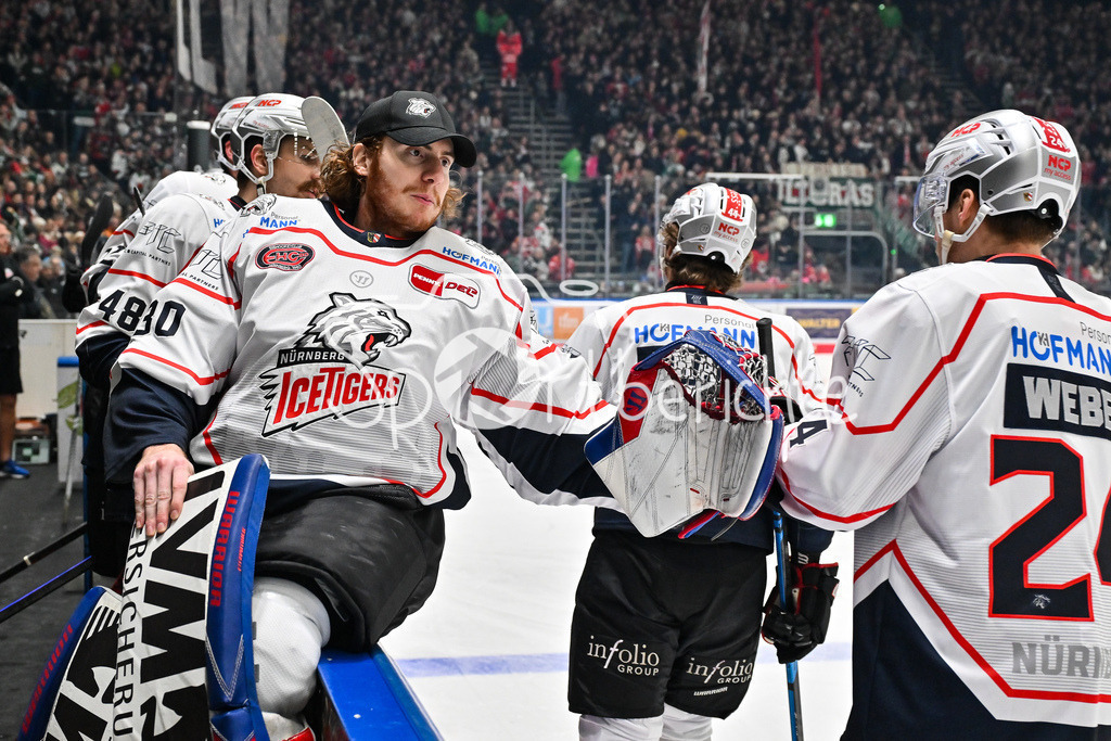 Augsburger Panther - Nürnberg Ice Tigers | AUGSBURG, GERMANY - 28. NOVEMBER: Jubel der Gäaste nach dem Treffer zum 0-1 durch Greg MEIRELES (Nürnberg Ice Tigers 43) / Tor / Torschuetze / Freude / Happy / beim Ligaspiel zwischen den Augsburger Panthern und den Nürnberg Ice Tigers am 23. Spieltag der Penny DEL im Curt Frenzel Stadion