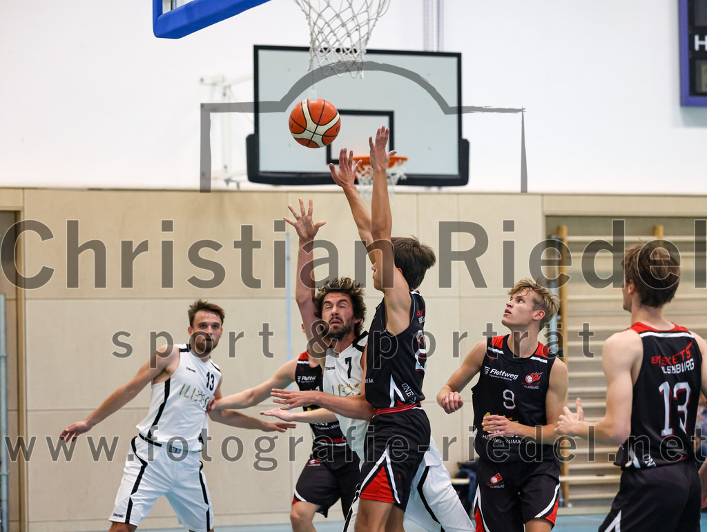 2022-10-16_066_TSV_Vaterstetten_gegen_Baskets_Vilsbiburg_2 | Vaterstetten, Deutschland, 16.10.2022:
Basketball, Bayernliga Herren Südost 2022 / 2023, 1. Spieltag, TSV Vaterstetten gegen Baskets Vilsbiburg 2, Endergebnis: 83:64

Konstantin Huber (TSV Vaterstetten, #13), Luca Maurice Kohll (TSV Vaterstetten, #7), J. Lenk (Baskets Vilsbiburg, #23)

Foto: Christian Riedel / fotografie-riedel.net