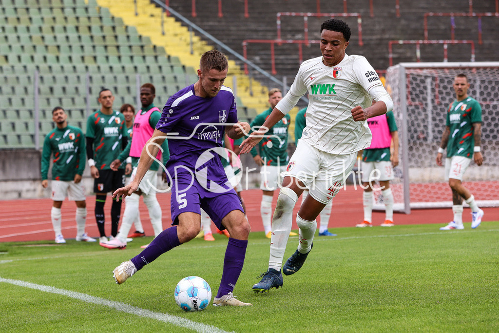 FC Augsburg - TSV Schwaben Augsburg | im Duell Dennis RUISINGER (TSV #5) und Noahkai BANKS (FCA #40) / Zweikampf