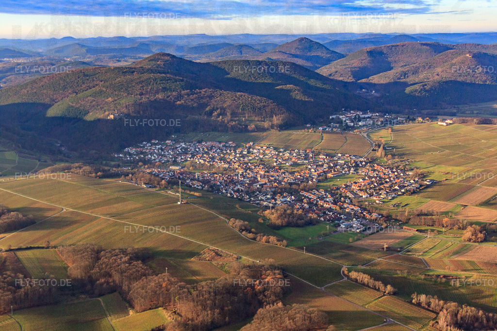 Winzerdorf im Winter zwischen kahlen Weinbergen aus Südosten | Luftbild: Winzerdorf im Winter zwischen kahlen Weinbergen aus Südosten in Klingenmünster im Bundesland Rheinland-Pfalz in Deutschland. Foto: IMG_61377.jpg vom 15.12.2013 durch Werner Riehm/FLY-FOTO.de - Realisiert mit Pictrs.com
