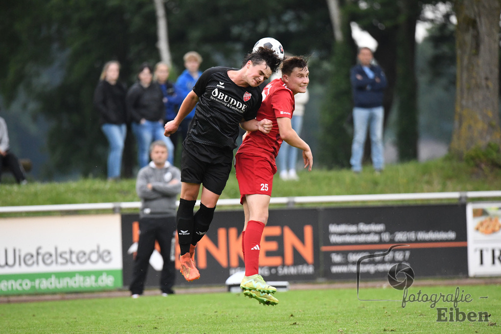 SVE Wiefelstede-TV Metjendorf | Herren Kreisliga; SVE Wiefelstede (schwarz)-TV Metjendorf (rot) am 31.05.2024; in Wiefelstede (Am Breeden), Photo: Philip Eiben 2024 - Realisiert mit Pictrs.com