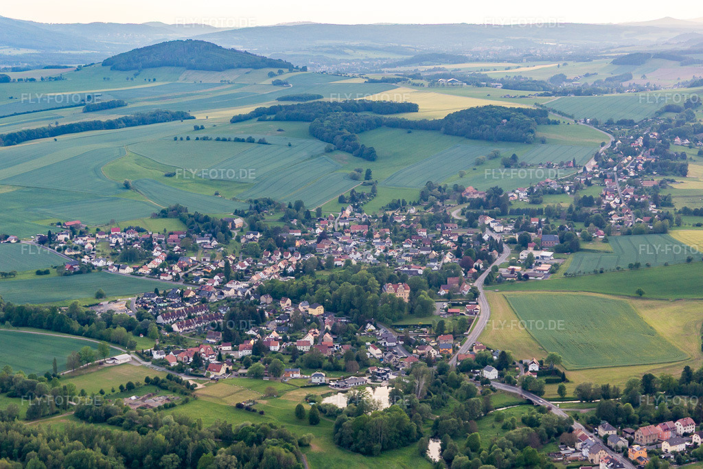 Luftbild: Ortsansicht von Osten im Ortsteil Hörnitz in Bertsdorf-Hörnitz im Bundesland Sachsen in Deutschland. Foto: IMG_141613.jpg vom 23.05.2024 durch Werner Riehm/FLY-FOTO.de