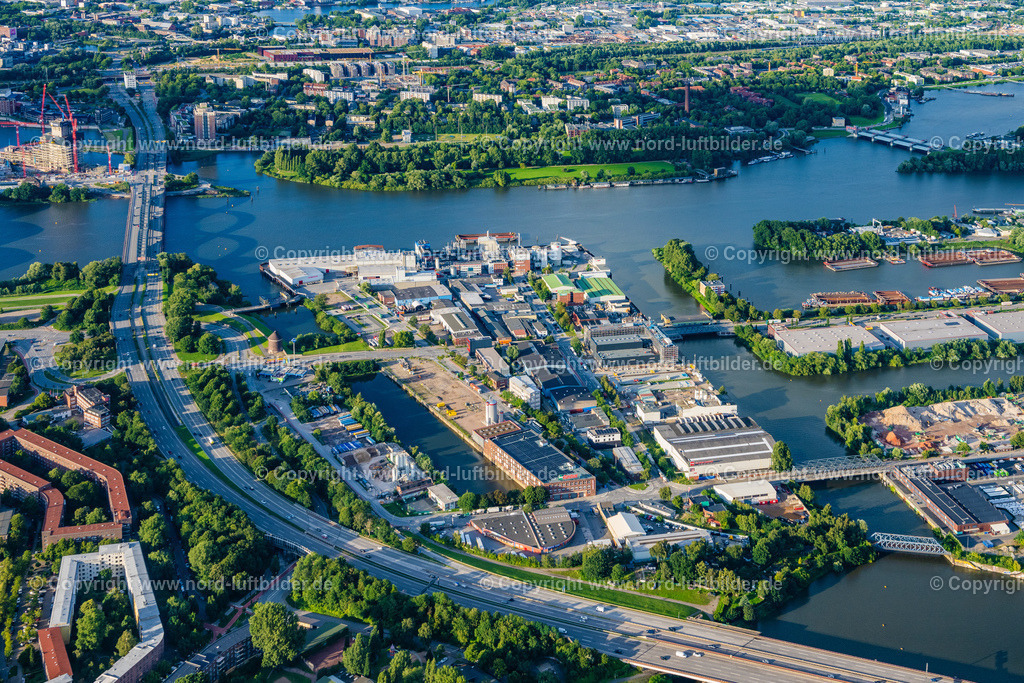 Hamburg_Peute_Gewerbegebiet_ELS_9740040823 | HAMBURG 05.08.2023 Industrie- und Gewerbegebiet an der Peutestraße - Hovestraße - Müggenburger Hauptdeich entlang des Flussverlaufs der Norderelbe im Ortsteil Veddel in Hamburg, Deutschland. // Industrial and commercial area on Peutestrasse - Hovestrasse - Mueggenburger Hauptdeich in the district Veddel in Hamburg, Germany. Foto: Martin Elsen