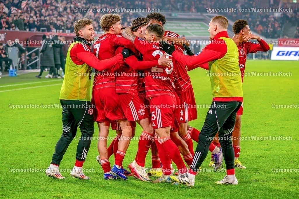 xKKUx16012601065 | 16.01.2026, xkkux, Fußball, Fortuna Düsseldorf - Arminia Bielefeld, 2. Fußball Bundesliga, Merkur Spiel-Arena, Saison 2025 2026: Torjubel nach dem Tor zum 1:0 durch Torschütze Cedric Itten (Fortuna Düsseldorf #13) zusammen mit  Shinta Appelkamp (Fortuna Düsseldorf #23) Luca Raimund (Fortuna Düsseldorf #07) Kenneth Schmidt (Fortuna Düsseldorf #04) Sima Suso (Fortuna Düsseldorf #46) Elias Aboulguie Egouli (Fortuna Düsseldorf #44)  DFB regulations prohibit any use of photographs as image sequences and or quasi-video.