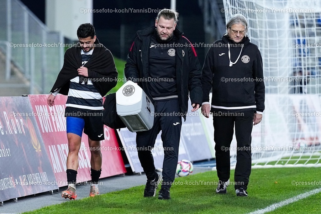 xYDRx06112501040 | 06.11.2025, xydrx, Fußball, Oberliga Westfalen, SG Wattenscheid 09 - FC Eintracht Rheine, Saison 2025 2026, Lohrheidestadion: Berkan Firat (SG Wattenscheid 09 #10) muss verletzt ausgewechselt werdem