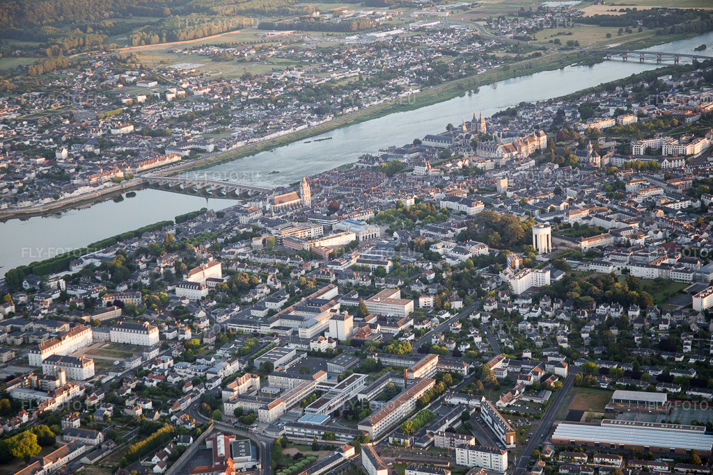Vue aérienne: Vue de la ville à Blois dans le département Loir et Cher, France. Photo: IMG_081342.jpg prise le 19/06/2015 par Werner Riehm/FLY-FOTO.euRésolution de l'original: 5472 x 3648 px