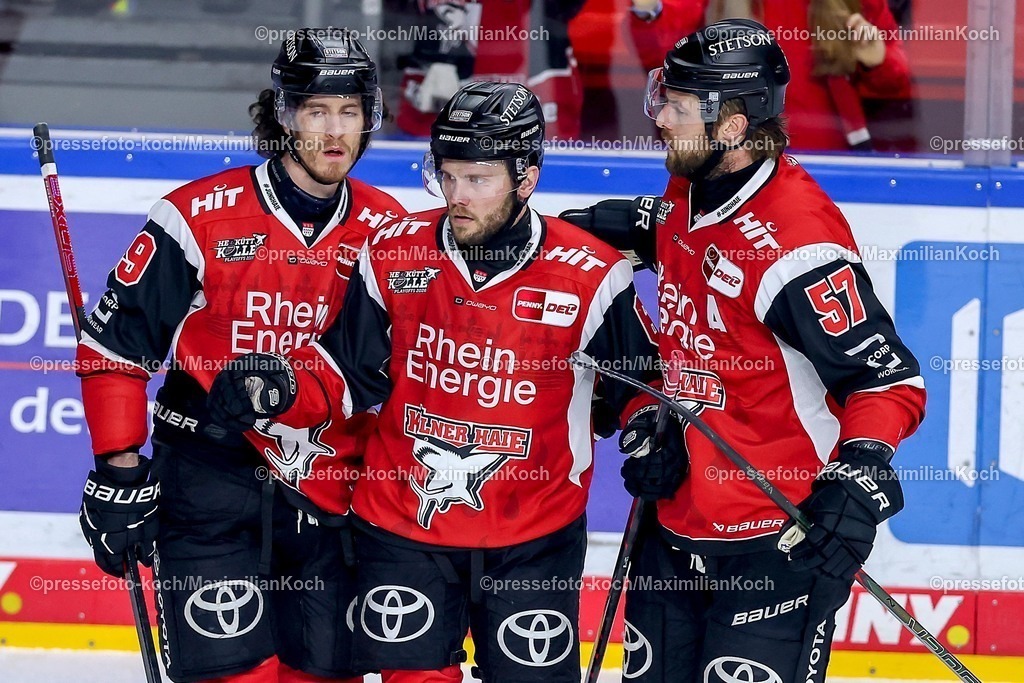 KEC20042601028 | 20.04.2026, Eishockey, DEL Halbfinale Play-Offs, Kölner Haie - Eisbären Berlin, Spiel 6, Lanxess-Arena Köln: Torjubel nach dem Tor zum 1:2 durch Torschütze Parker Tuomie (Kölner Haie #62)  zusammen mit  Gregor MacLeod (Kölner Haie #89) Brady Austin (Kölner Haie #57) 