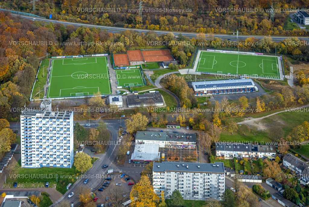 Hagen251101567 | Luftbild, Mehrfamilienhäuser und Hochhaus Wohnsiedlung Emst, Bezirkssportanlage Emst SpVg Hagen 1911 und Sportclub Concordia Hagen 1967 e.V. und Tennisclub TC Concordia Hagen e.V., Sportanlage mit Fußballstadion und Tennisplätzen, hinten die Autobahn A45, Emst, Hagen, Ruhrgebiet, Nordrhein-Westfalen, Deutschland