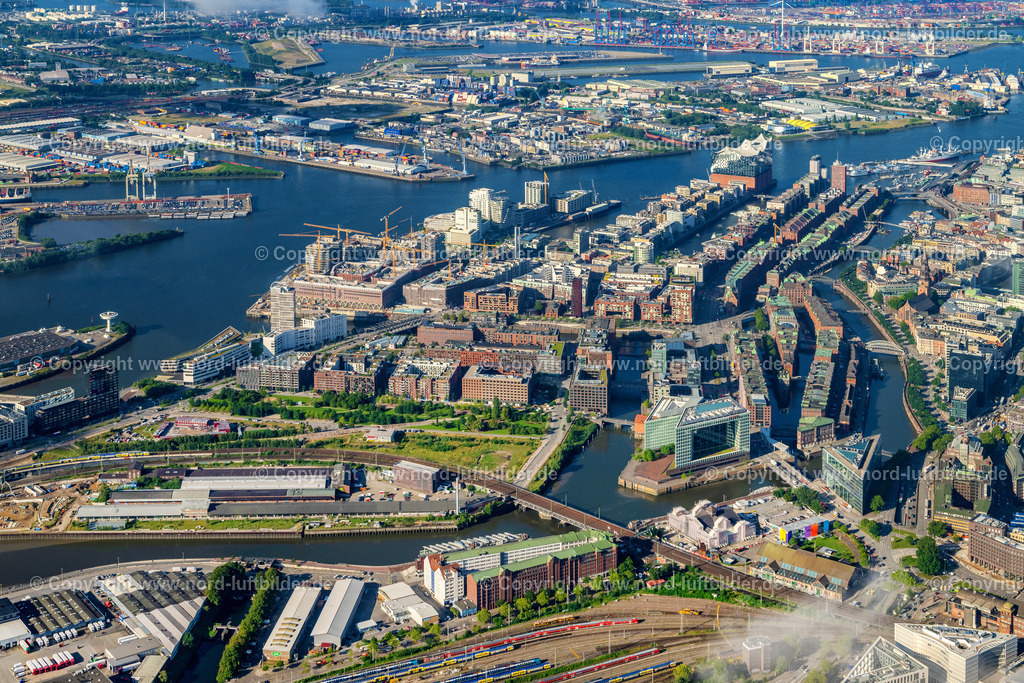 Hamburg_Hafencity_ELS_4397280823 | HAMBURG 07.09.2023 Gebäude, Straßen und Kanäle der Hafencity und Speicherstadt in Hamburg, Deutschland. // Buildings, streets and canals of the Hafencity and Speicherstadt in Hamburg, Germany. Foto: Martin Elsen