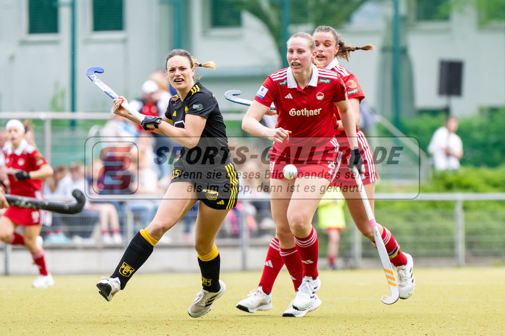 HK_20240407_100161 | 1. Bundesliga Hockey Damen Rot-Weiss Köln - Harvestehuder THC am 7.4.2024 Rot-Weiss Köln, Köln , Garot Albane ( Harvestehuder THC #25 ) , Anna Küskes ( Rot-Weiss Köln #25 )