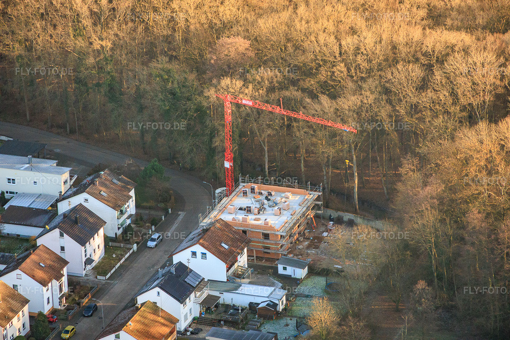 Luftbild: Baustelle für Neubau eines Mehfamilienhaus in der Elsässer Straße in Kandel im Bundesland Rheinland-Pfalz in Deutschland. Foto: IMG_152633.jpg vom 31.12.2025 durch Werner Riehm/FLY-FOTO.de