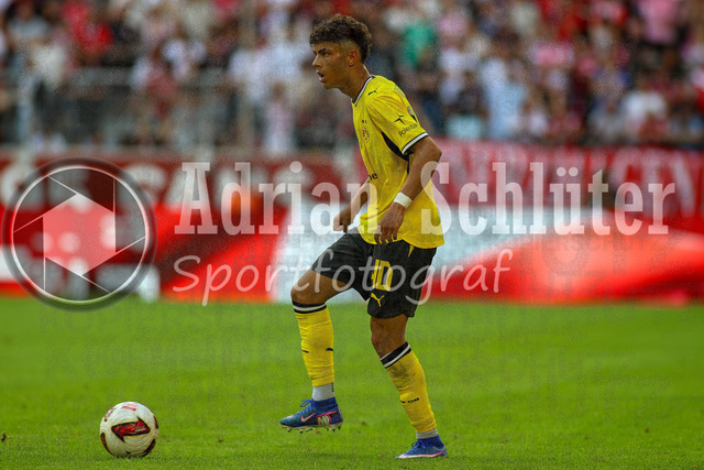 25.07.2026, GER, Fussball, Herren, Testspiel, Saison 2026/2027, Fortuna Düsseldorf - Borussia Dortmund | Samuele Inacio in Aktion am Ball, Einzelaktion
