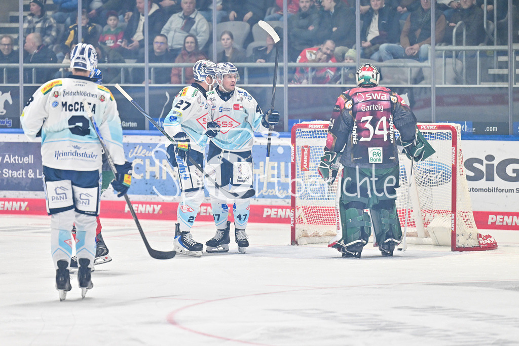 Augsburger Panther - Dresdner Eislöwen | AUGSBURG, DEUTSCHLAND - 06. MÄRZ: Jubel der Gäste nach dem Treffer zum 0-1 durch Sebastian GORICK (Eislöwen Dresden 47) / Tor / Torschuetze / Freude / Happy / während dem Match zwischen den Augsburger Panthern und den Dresdner Eislöwen am 49. Spieltag der Penny DEL im Curt Frenzel Stadion