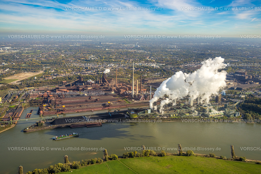 Duisburg221003717ThyssenKrupp_Kokerei-Schwelgern | Luftbild, thyssenkrupp Steel Europe Kokerei Schwelgern mit Werkshafen am Fluss Rhein, Dampfwolken, Marxloh, Duisburg, Ruhrgebiet, Nordrhein-Westfalen, Deutschland
