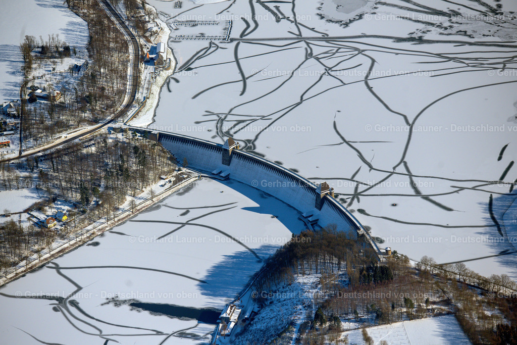 4043695 | Möhnetal-Sperrmauer im zugefrorenem Möhnesee
