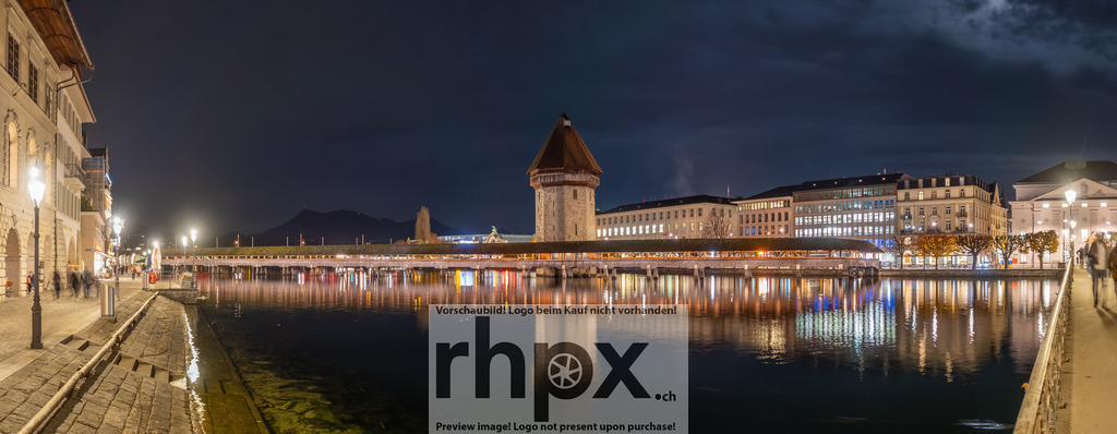 Kapellbrucke Luzern Nachtpanorama | Spiegelung. Holz. Historie.Die historische Kapellbrucke in Luzern erstrahlt in warmem Licht und spiegelt sich perfekt im ruhigen Wasser der Reuss. Die Aufnahme fangt die einzigartige Verbindung von mittelalterlicher Architektur und der eleganten Nachtstimmung der Stadt ein.Wahle unter "Produktauswahl" dein Wunschformat: Vom klassischen Wandbild uber Puzzle &amp; Tassen bis zum digitalen Download (z.B. als Handy-Hintergrund). - Realisiert mit Pictrs.com