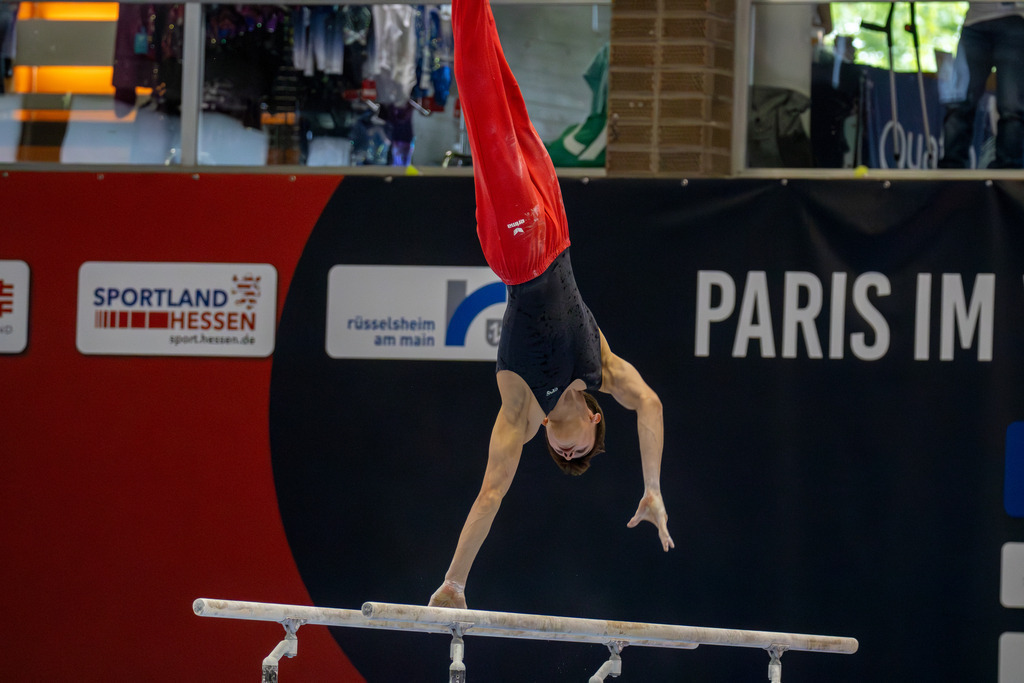 Olympia-Qualifikation im Geräteturnen in Rüsselsheim. Bild: Timo Eder am Barren | Olympia-Qualifikation im Geräteturnen in Rüsselsheim. Bild: Timo Eder am Barren - Realisiert mit Pictrs.com