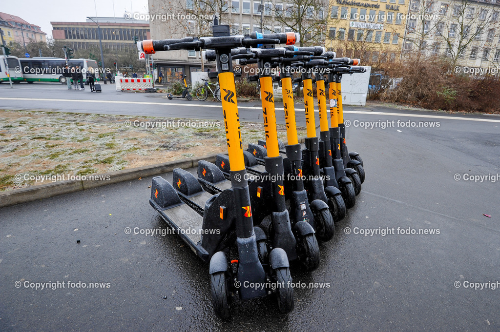 Deutschland_ Bayern_ Wuerzburg_ 23.01.2025-14 | 23.01.2025, Deutschland, GER, Bayern, Wuerzburg im Bild Themenbild, Stadtansichten, Zeus, E-Scooter, Roller, Transport, fahren, Elektroscooter, E-Roller, abgestellt, parken, Elektromobilitaet, Elektroroller