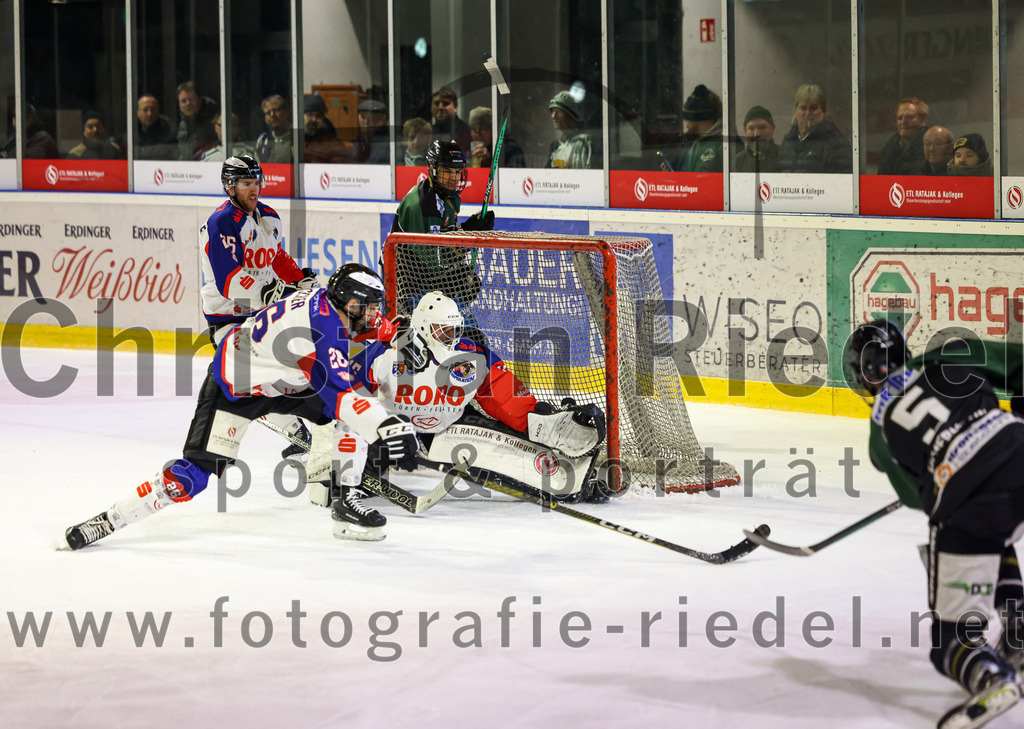 2023-01-22_106_Eishockey_TSV_Erding_gegen_ESC_Dorfen | Erding, Deutschland, 22.01.2023:
Eishockey, Bayernliga 2022 / 2023, 29. Spieltag, TSV Erding gegen ESC Dorfen, Endergebnis: 6:2

Florian Fischer (ESC Dorfen, #26), Torwart Maximilian Englbrecht (ESC Dorfen, #45), Florian Zimmermann (Erding Gladiators, #5)

Foto: Christian Riedel / fotografie-riedel.net