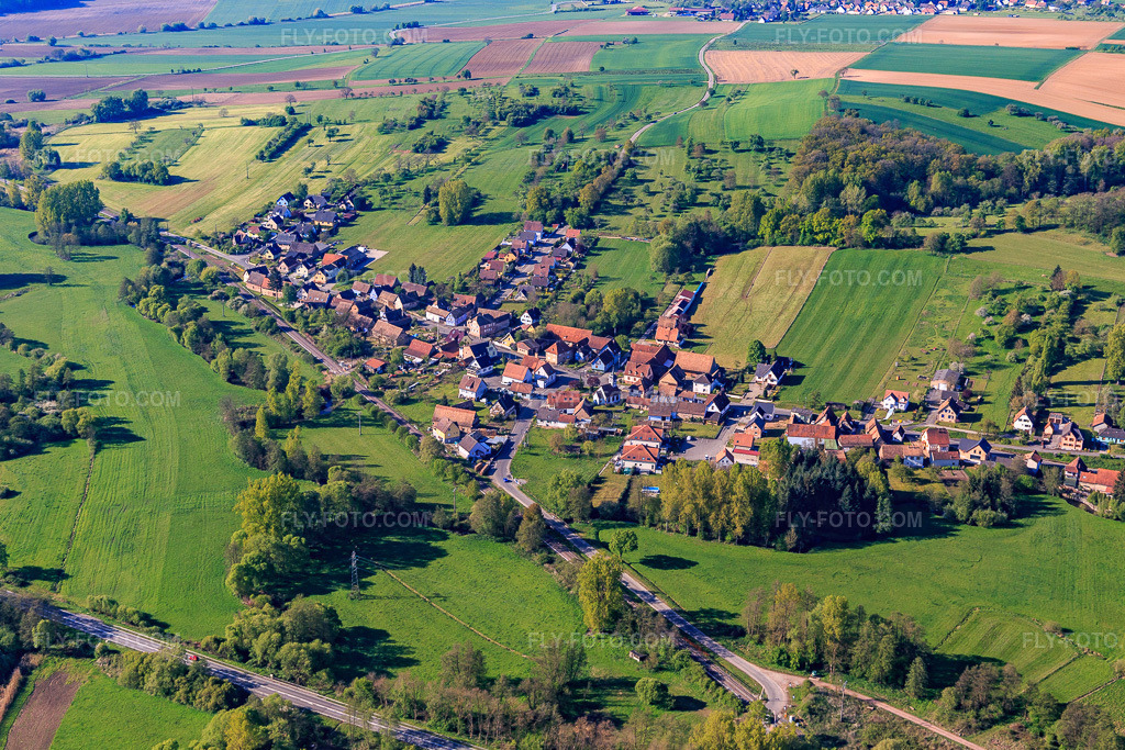 Aerial view: View of the town from the north in Uttenhoffen in the state Bas-Rhin, France. – Photo: IMG_099409.jpg taken on 04/30/2017 by Werner Riehm/FLY-FOTO.com – Resolution of the original: 5203 x 3469 px