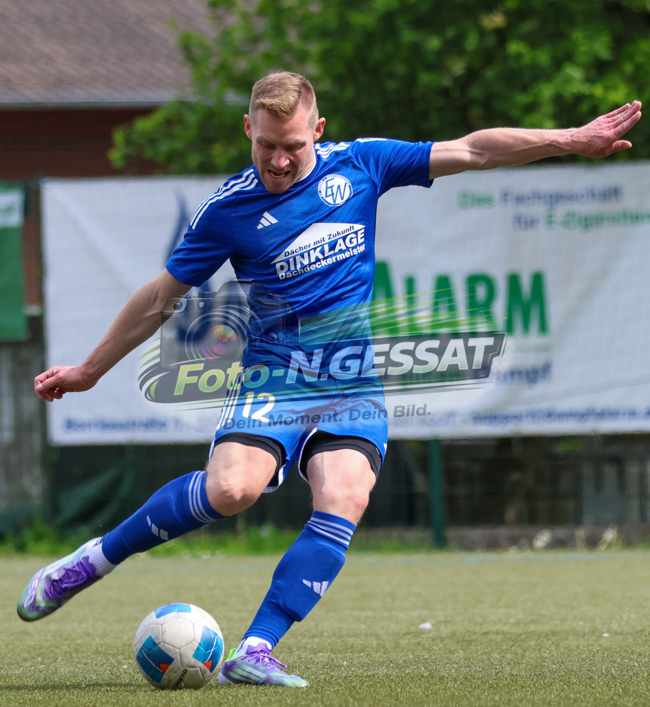 Bünder SV - SV Enger-Westerenger, | Auf dem Bild zu sehen: blau SV Enger-Westerenger: Christian Sarwatka Bünder SV, SV Enger-Westerenger, Saison 25/26, Kreisliga A, Bünde, Deutschland - Realisiert mit Pictrs.com