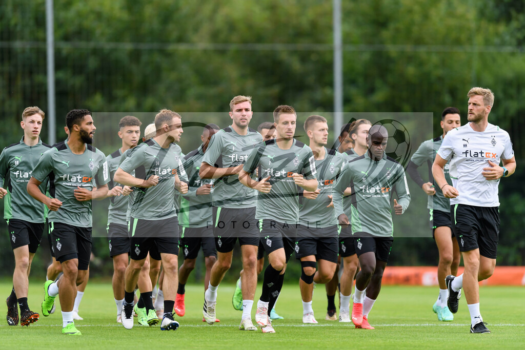 TRABMG20210719_002 | Fussball, Herren:  Spieler von Borussia Moenchengladbach beim aufwaermen beim Training von Borussia Moenchengladbach waehrend des Trainingslagers auf dem Trainingsplatz am Hotel Klosterpforte am 19.07.2021 in Harsewinkel, Deutschland. - Realisiert mit Pictrs.com
