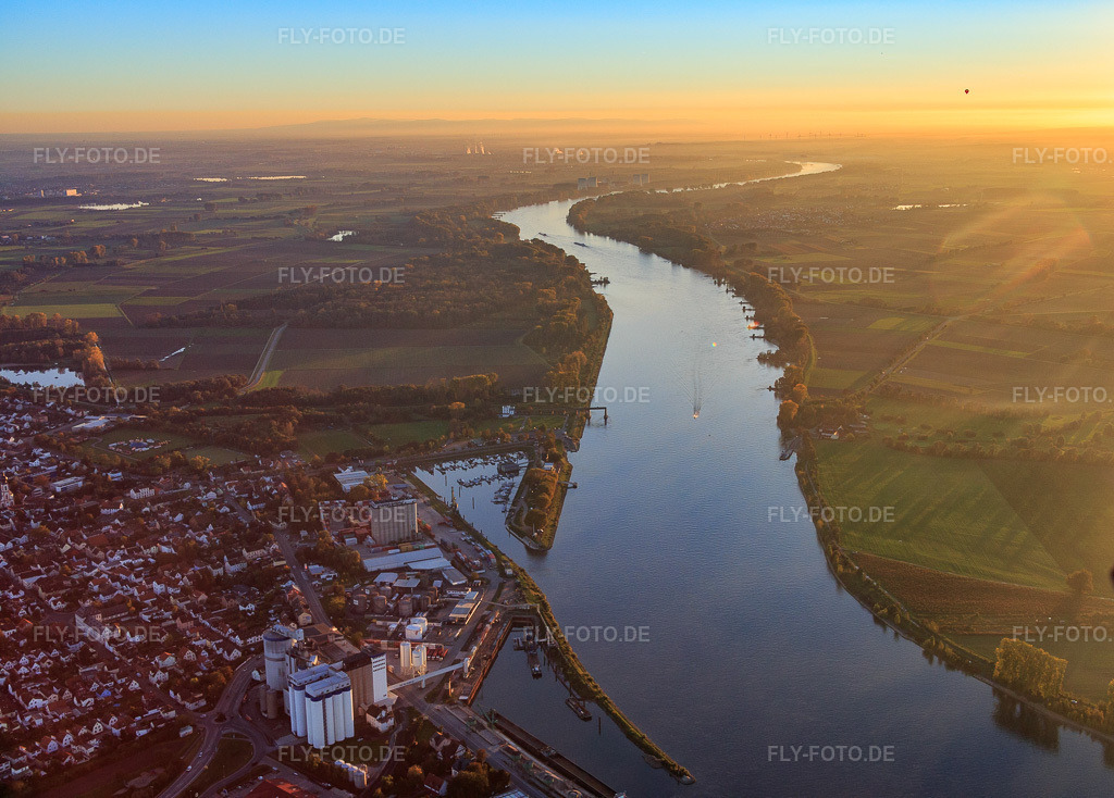Luftbild: Gernsheimer Rheinhafen von Norden in Gernsheim im Bundesland Hessen in Deutschland. Foto: IMG_075091.jpg vom 18.10.2014 durch Werner Riehm/FLY-FOTO.de
