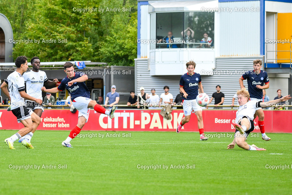 Holstein Kiel II vs 1. FC Phönix Lübeck II | Kjell Knaak (Holstein #10 schiesst über das Tor) / Fußball-Oberliga Männer 2026/2027 / Holstein Kiel II vs 1. FC Phönix Lübeck II / Citti Fussball Park - Projensdorf / Kiel / 08.08.26 - Realisiert mit Pictrs.com