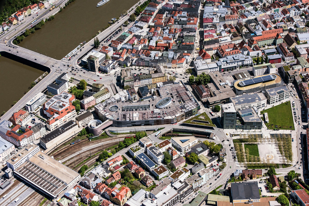 dr__0012569.jpg | PASSAU 11.05.2017 Gebäude des Einkaufszentrum Stadtgalerie Passau und Hauptbahnhof in Passau im Bundesland Bayern, Deutschland. // Building of the shopping center Stadtgalerie Passau and Central Station in Passau in the state Bavaria, Germany. Foto: Daniel Reiter