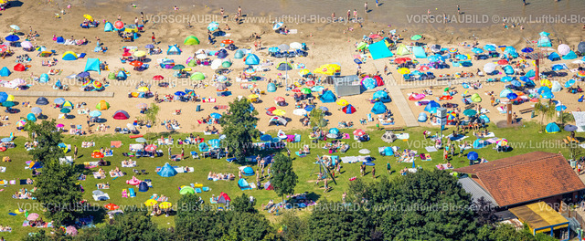 Voerde240802939StrandbadTenderingssee_Freibad | Luftbild, Strandbad Tenderingssee, Freibad am Tender, Sandstrand und Liegewiese mit Badegästen und bunten Sonnenschirmen, spielen und sonnen am Strand, Formen und Farben, Möllen, Voerde, Ruhrgebiet, Nordrhein-Westfalen, Deutschland