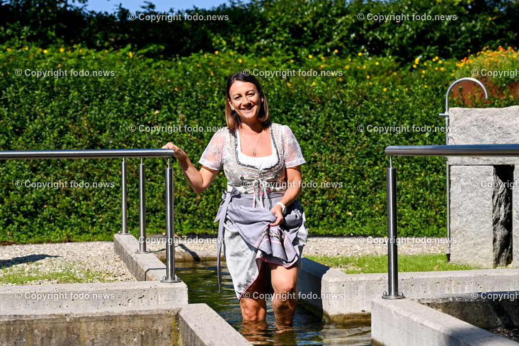 Bad Kreuzen_ 11.09.2023-46 | 11.09.2023, Bad Kreuzen, AUT, Bad Kreuzen, im Bild Maria Aichinger (Tourismus Verein Bad Kreuzen) im Garten des Curhaus Bad Kreuzen beim Kneippbad