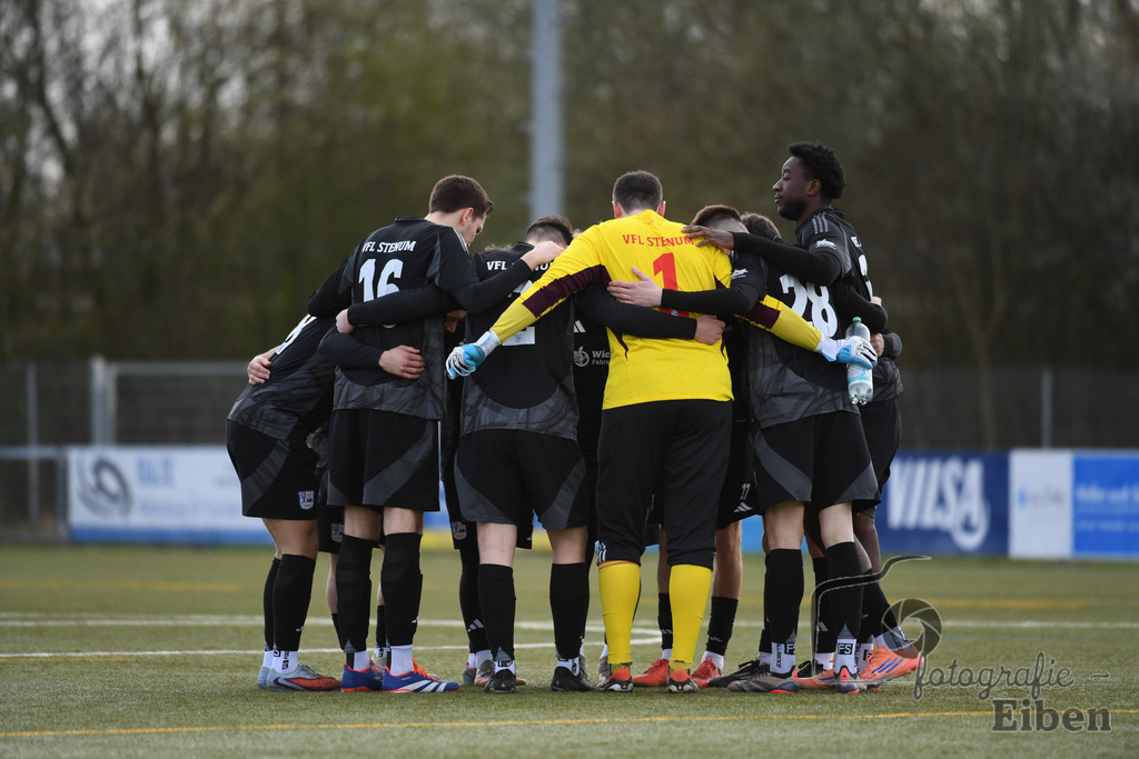 FC Rastede-VFl Stenum | Herren Bezirksliga 2; FC Rastede (blau)-VFL Stenum (schwarz) am 29.03.2026 in Rastede (Sportanlage Köttersweg), Photo: Philip Eiben 2026 - Realisiert mit Pictrs.com