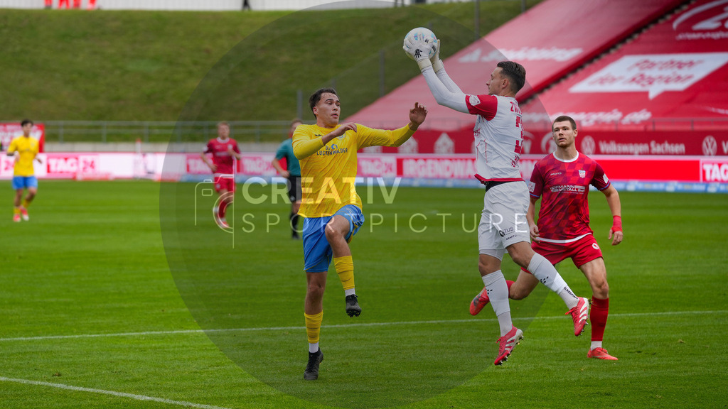 Fußball, Herren, Saison 2025/2026, Regionalliga Nordost, 14. Spieltag, FSV Zwickau vs. FSV 63 Luckenwalde, Samstag 01.11.2025, GGZ-Arena Zwickau | Fußball, Herren, Saison 2025/2026, Regionalliga Nordost, 14. Spieltag, FSV Zwickau vs. FSV 63 Luckenwalde, Samstag 01.11.2025, GGZ-Arena Zwickau, Im Bild: v.l. Simon Gollnack (Luckenwalde), Lucas Hiemann (Zwickau) und Sonny Ziemer (Zwickau) - Realisiert mit Pictrs.com